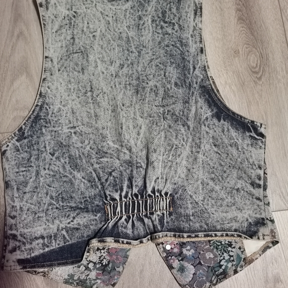 Cute Vintage Floral Print Acid Wash Vest - Picture 2 of 4